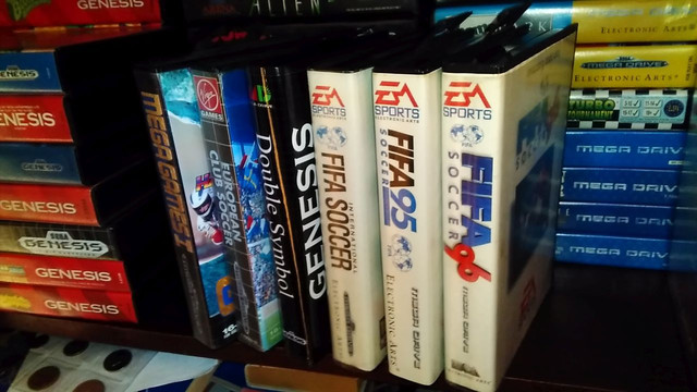 На полке: картриджи Sega MD / Genesis